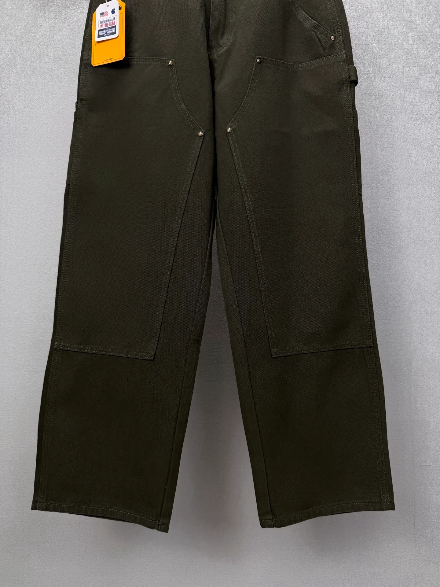 Carhartt 2026 New Arrival Military Green Workwear Logging Couple Loose Jeans High Version High Version Top Ceiling Quality Styles with different wash textures, very friendly to people with thin legs and thick legs. The straight version is very flattering to the leg shape. Moderate length that never goes out of style, easy to match with casual, basic styling for various styles, a must-have in the wardrobe! The fabric is stiff but also makes the upper body soft without losing texture. The washing process is even more perfect. It is a must-have item for everyone! ! ! Washed wheat, hang tag, pants label, three labels complete Color: Green Size: 28, 30, 32, 34, 36 (five sizes)